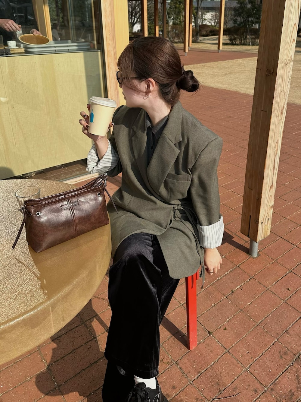 ブラック系のスニーカー、グレー系のテーラードジャケット、ブラック系のパンツを着用したレディースの冬コーディネートの2枚目の写真