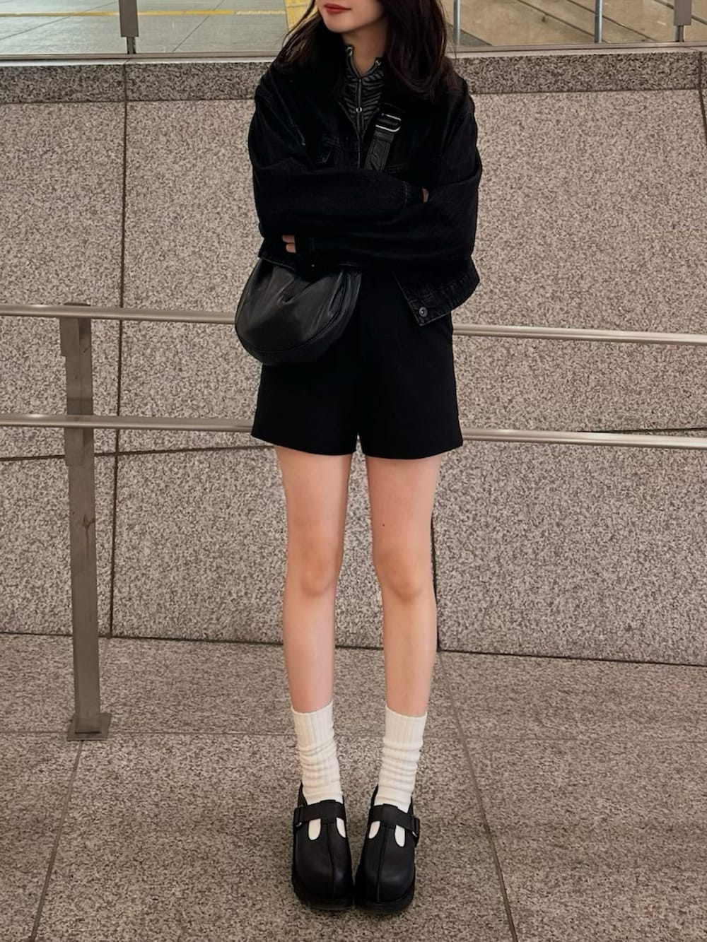 ブラック系のジャケット/アウター、ブラック系のショルダーバッグ、ブラック系のシューズを着用したレディースの春コーディネートの2枚目の写真