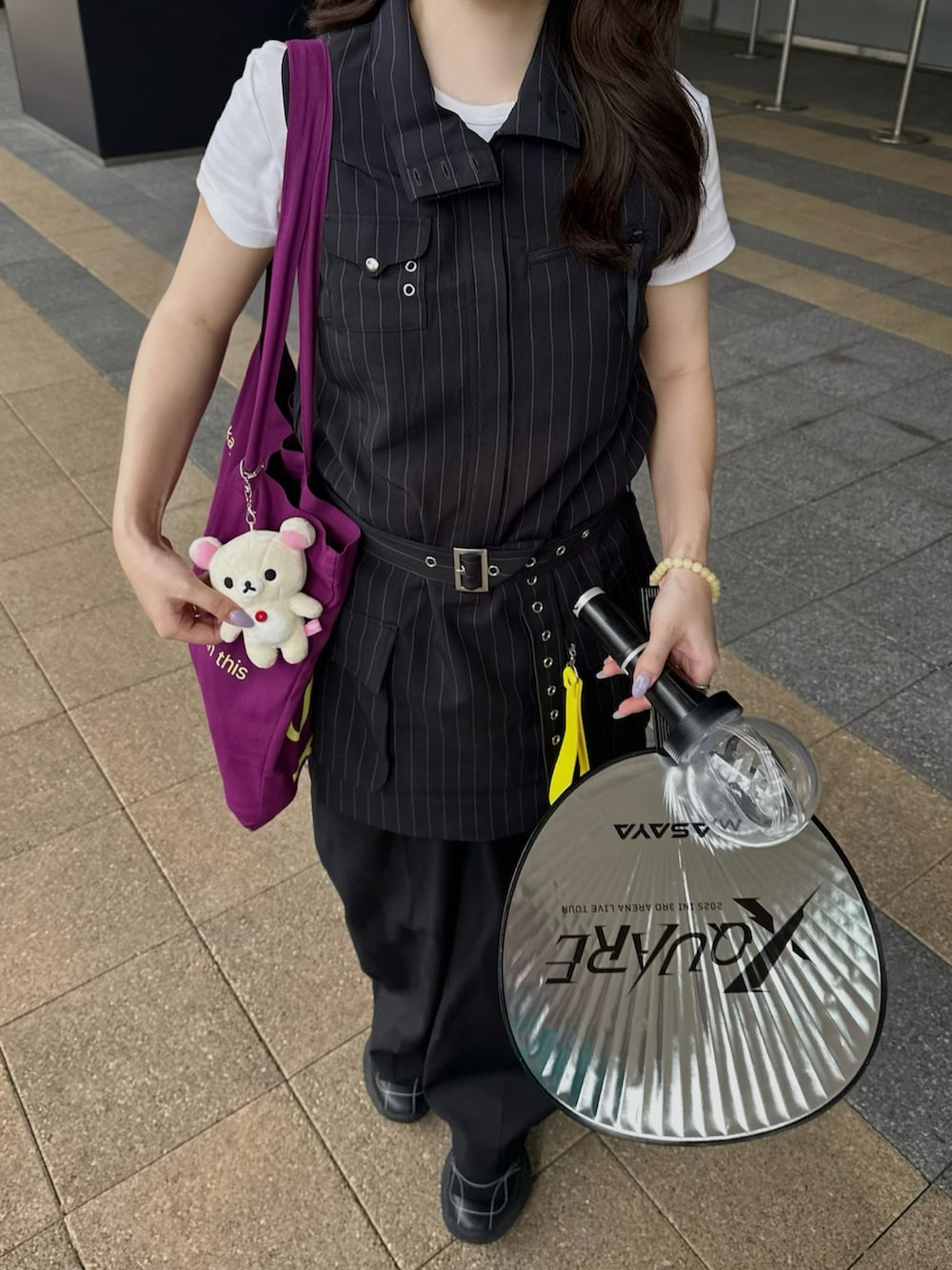 その他のワンピース、ブラック系のスニーカー、ブラック系のスラックスを着用したレディースの夏コーディネートの2枚目の写真