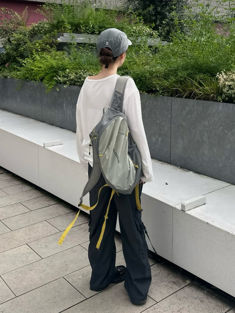 ブラック系のローファー、グレー系のバックパック/リュック、ホワイト系のTシャツ/カットソーを着用したレディースの秋コーディネートの2枚目の写真