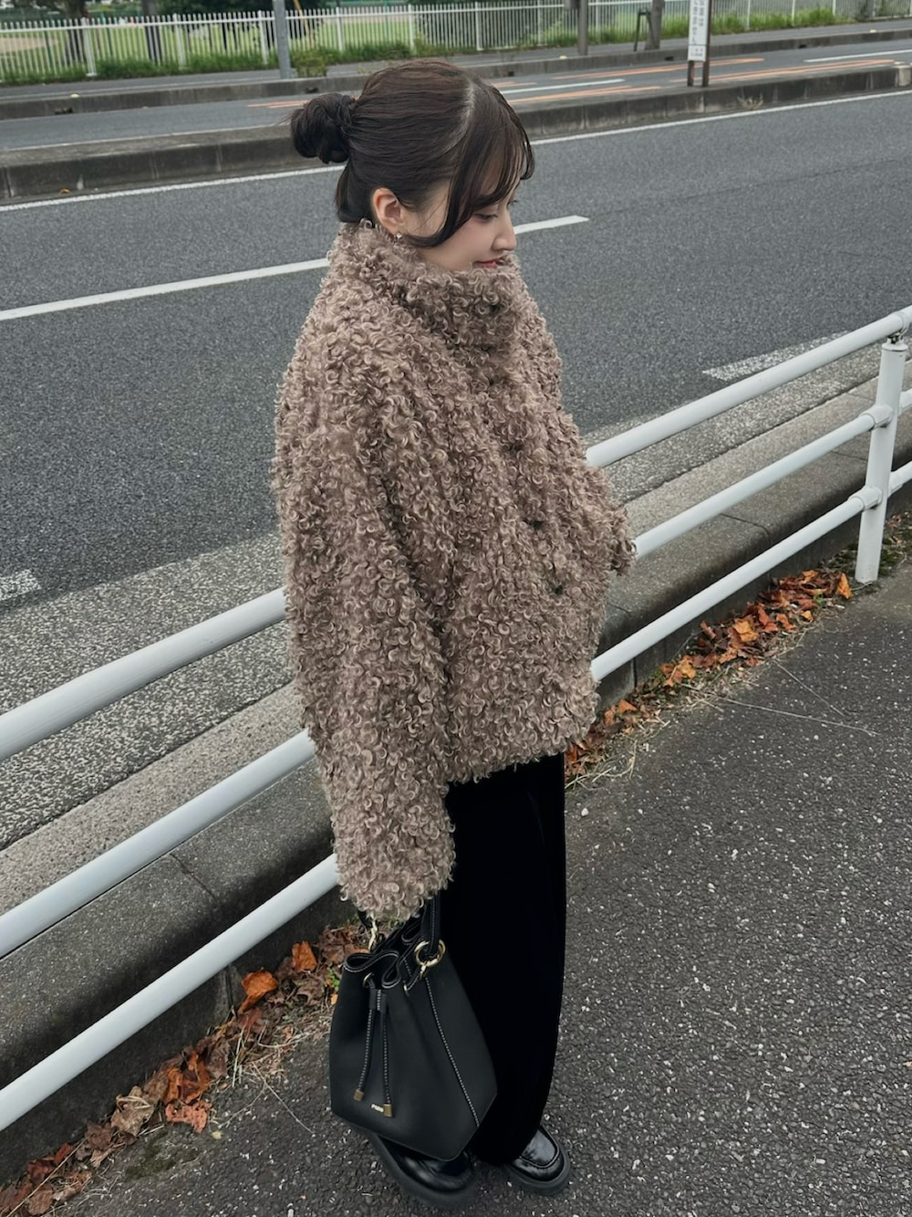 ベージュ系のブルゾン、ブラック系のスラックス、ブラック系のローファーを着用したレディースの秋コーディネートの2枚目の写真