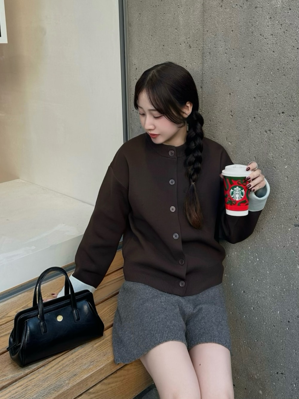 ブラウン系のカーディガン/ボレロ、グレー系のパンツ、ブラック系のシューズを着用したレディースの秋コーディネートの2枚目の写真