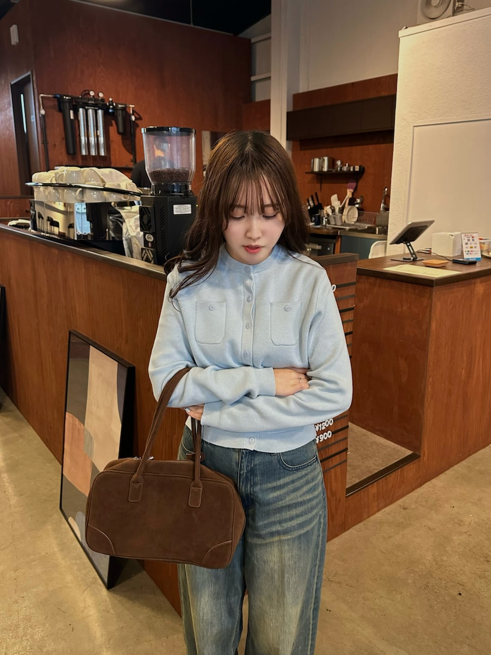 ブルー系のカーディガン/ボレロ、ブルー系のデニムパンツ、ブラック系のローファーを着用したレディースの冬コーディネートの2枚目の写真