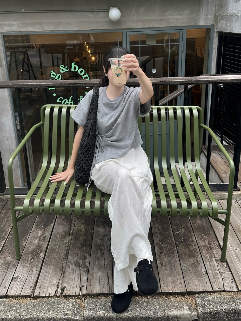 グレー系のTシャツ/カットソー、ホワイト系のパンツ、ブラック系のトートバッグを着用したレディースの夏コーディネートの2枚目の写真