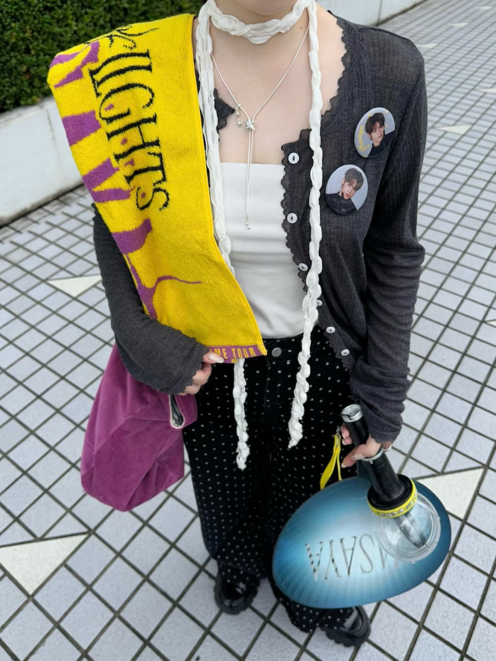 ブラック系のローファー、グレー系のカーディガン/ボレロ、ブラック系のパンツを着用したレディースの秋コーディネートの2枚目の写真