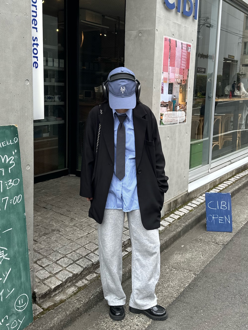 ブルー系のシャツ/ブラウス、ブラック系のテーラードジャケット、グレー系のスウェットパンツを着用したレディースの冬コーディネートの2枚目の写真