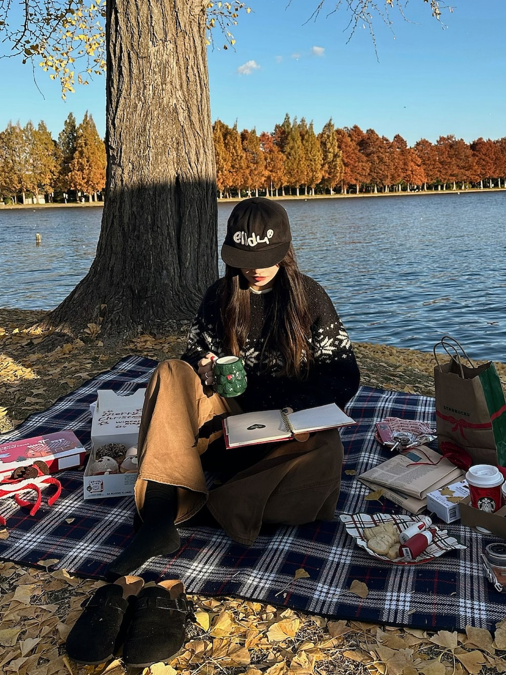 ベージュ系のショルダーバッグ、ブラック系のニット/セーター、ブラウン系のスラックスを着用したレディースの秋コーディネートの2枚目の写真