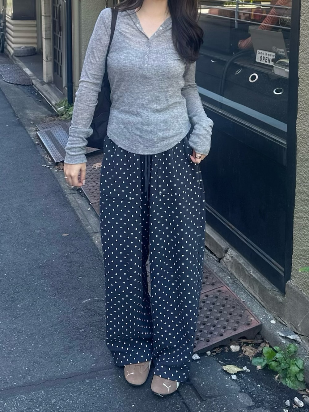 ブルー系のスウェットパンツ、グレー系のTシャツ/カットソー、ブラウン系のスニーカーを着用したレディースの秋コーディネートの2枚目の写真
