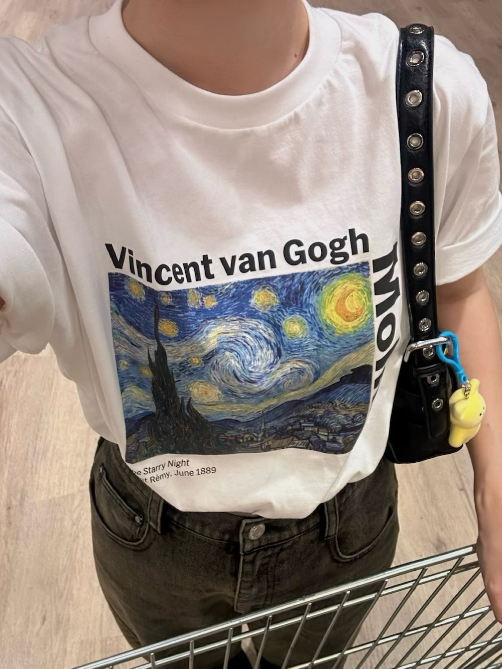 ホワイト系のTシャツ/カットソー、グレー系のデニムパンツ、グレー系のスニーカーを着用したレディースの春コーディネートの2枚目の写真