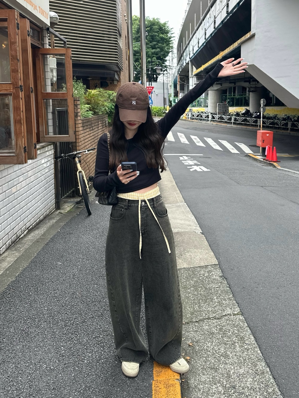 ブラック系のTシャツ/カットソー、イエロー系のパンツ、ブラック系のデニムパンツを着用したレディースの夏コーディネートの2枚目の写真
