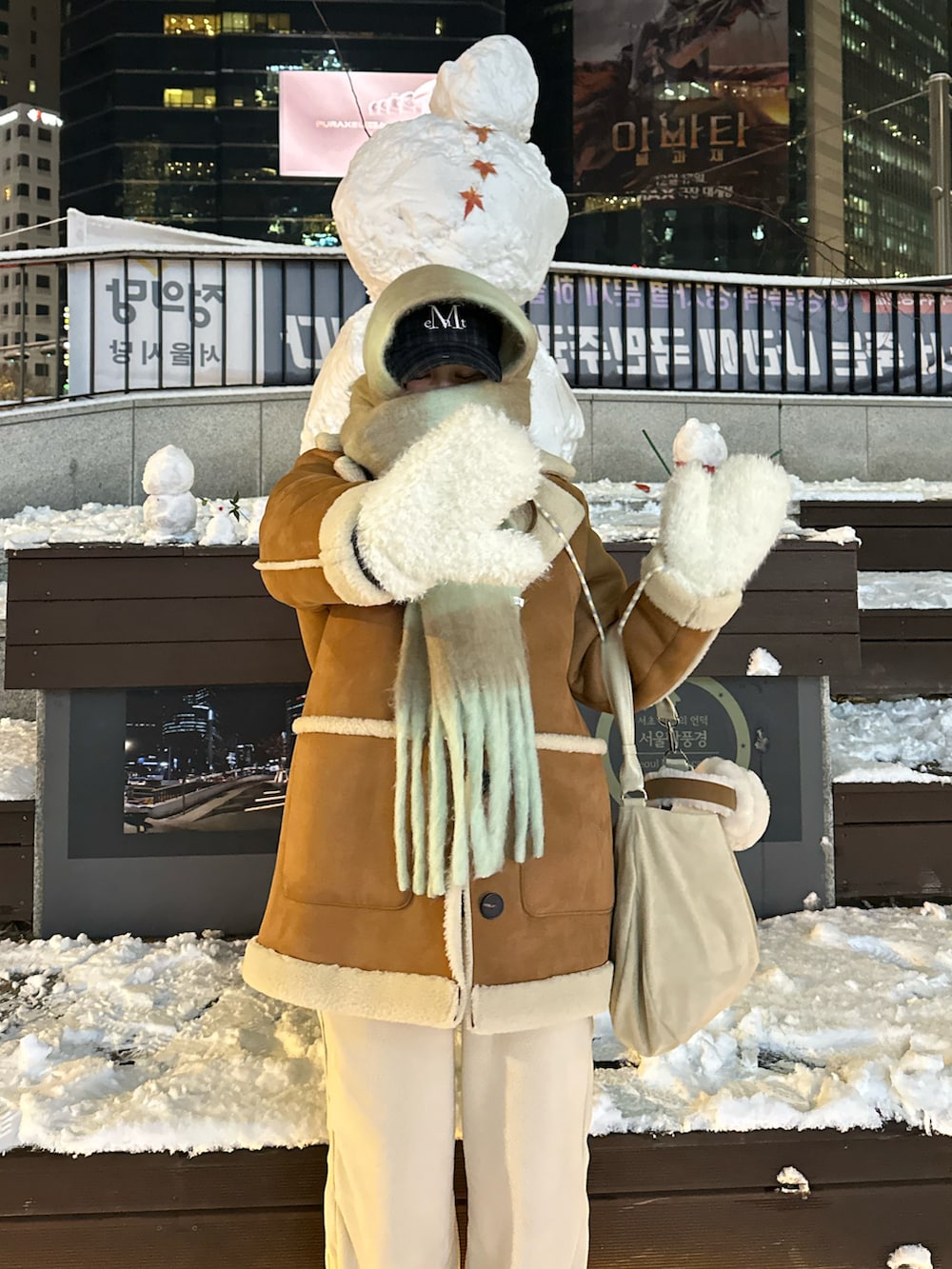 ベージュ系のその他パンツ、ブラウン系のムートンコート、ベージュ系のブーツを着用したレディースの冬コーディネートの2枚目の写真