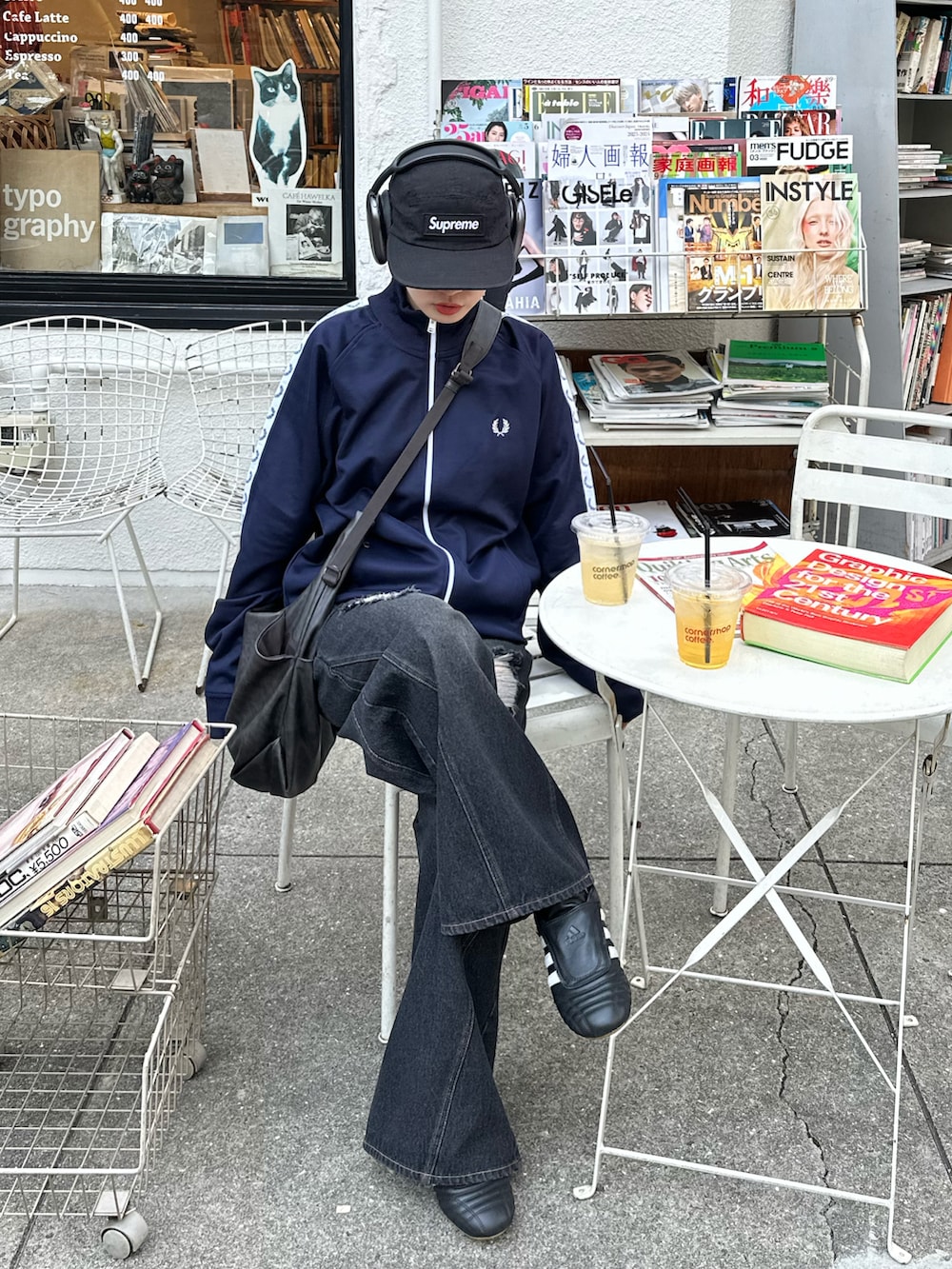 ブルー系のその他アウター、グレー系のショルダーバッグ、ブラック系のキャップを着用したレディースの冬コーディネートの2枚目の写真