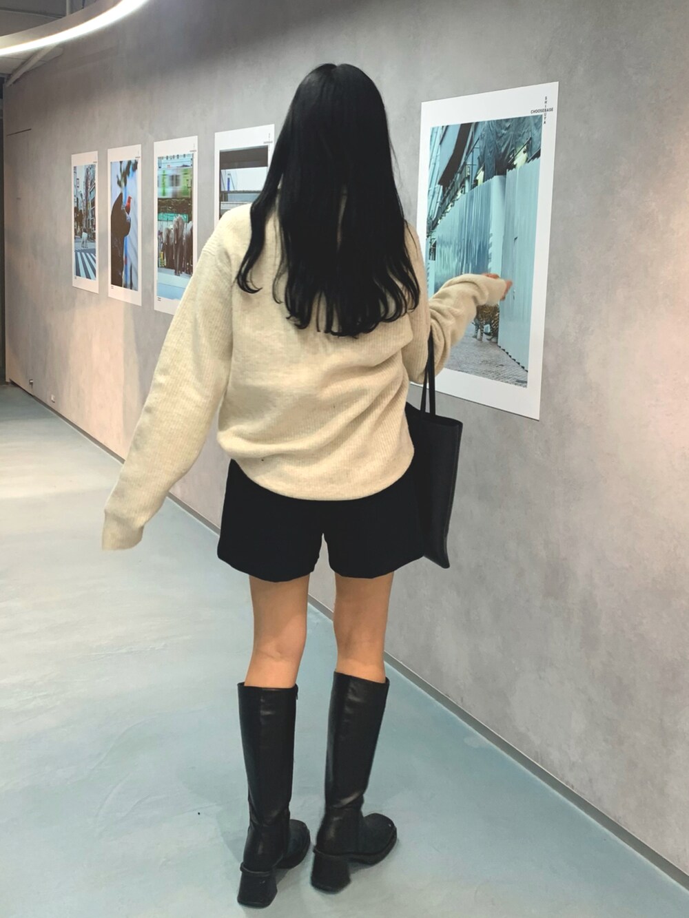 ブラック系のブーツ、ベージュ系のニット/セーター、ブラック系のパンツを着用したレディースの冬コーディネートの3枚目の写真