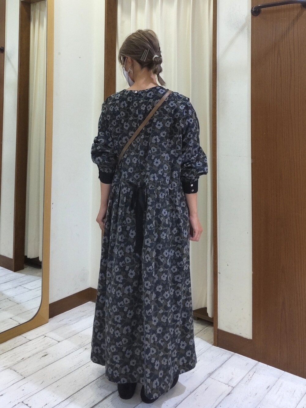 ブラック系のワンピース、ブラック系のドレスシューズ、ベージュ系のショルダーバッグを着用したレディースの夏コーディネートの2枚目の写真