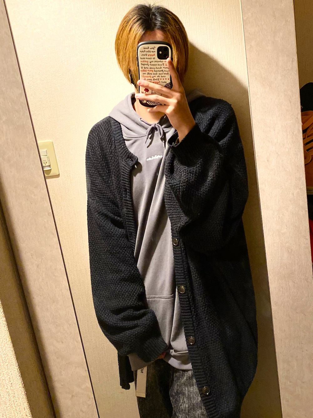 「きれいめカジュアル、ワイドパンツ、ゆるコーデ、黒、ラクチンコーデ、カーティガン、ビッグシルエット」｜「ADRERの【ADRER】リンゴシシュウビックパーカー（パーカー、グレー系）」を使った、Youさん（メンズ・180cm）の冬コーディネートの3枚目の写真