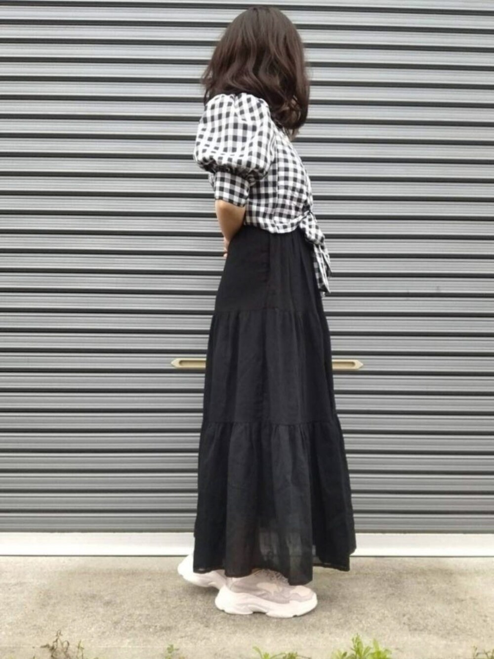 ピンク系のスニーカー、ブラック系のスカート、その他のシャツ/ブラウスを着用したレディースの春コーディネートの2枚目の写真