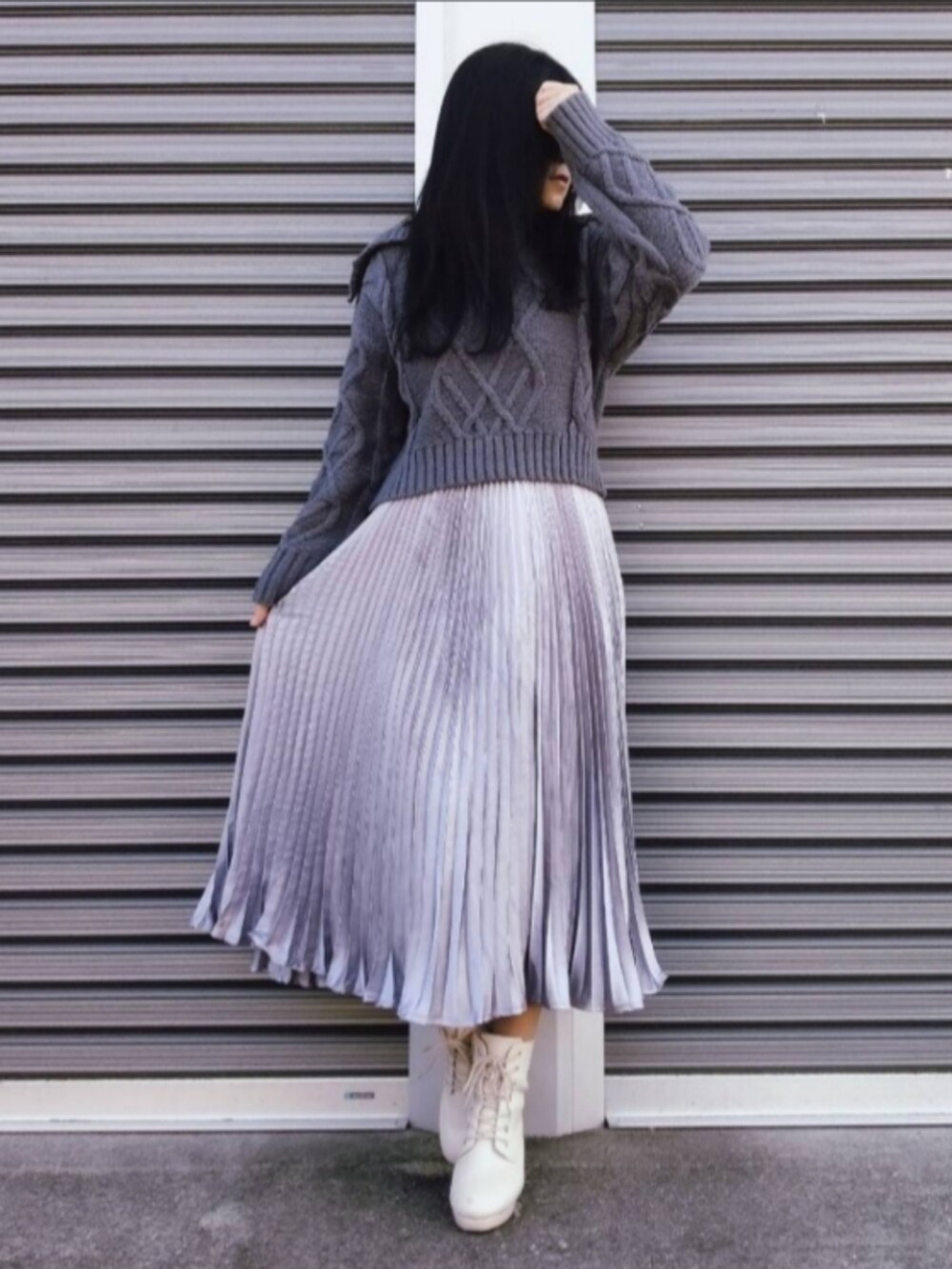 ホワイト系のブーツ、ピンク系のスカート、ホワイト系のダウンジャケット/コートを着用したレディースの冬コーディネートの2枚目の写真