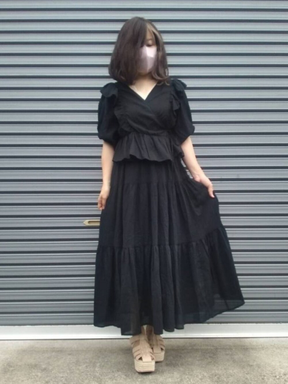 ブラック系のスカート、ブラック系のシャツ/ブラウス、ホワイト系のキャミソールを着用したレディースの夏コーディネートの2枚目の写真