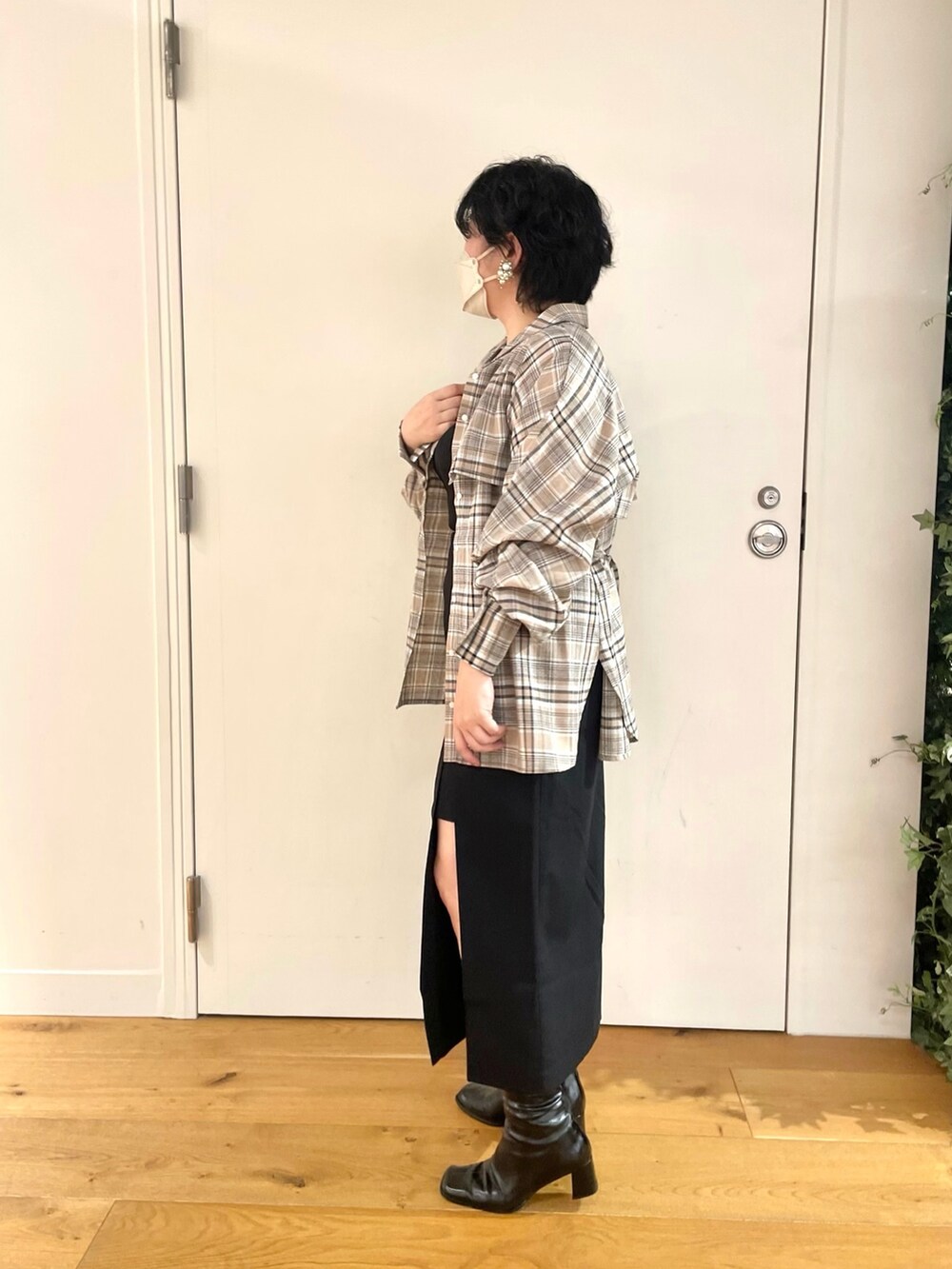 ブラウン系のキャミソール、ベージュ系のシャツ/ブラウス、ブラック系のスカートを着用したレディースの夏コーディネートの2枚目の写真