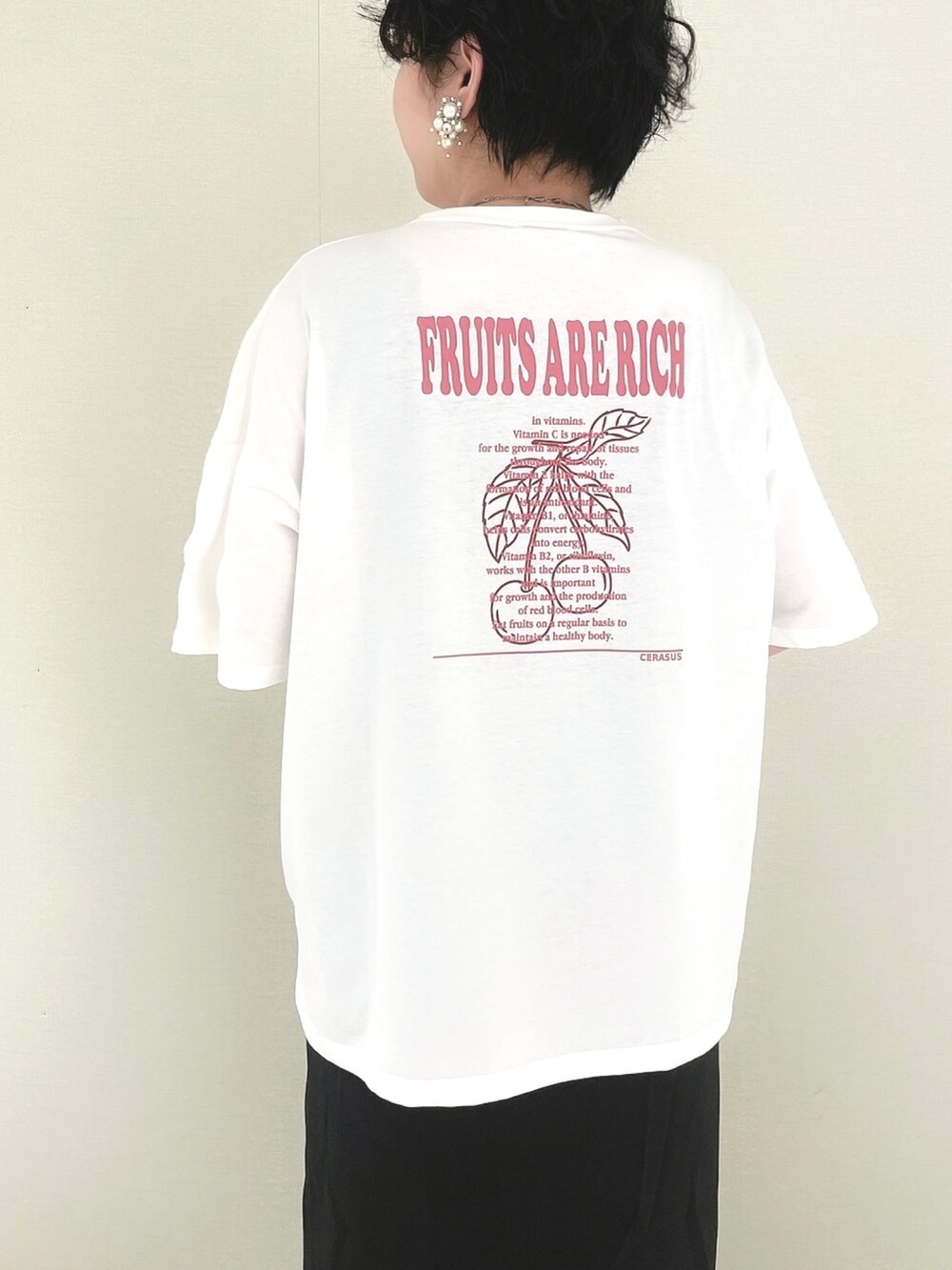 ホワイト系のTシャツ/カットソー、ピンク系のシャツ/ブラウス、ブラック系のサンダルを着用したレディースの春コーディネートの2枚目の写真