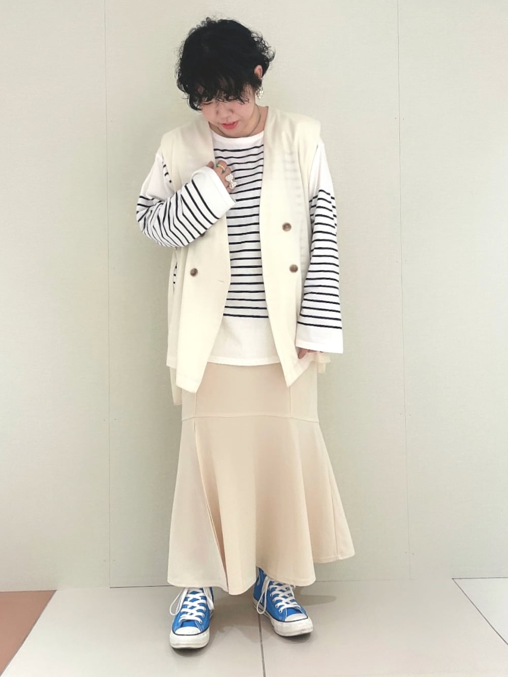 ホワイト系のその他アウター、ブラック系のTシャツ/カットソー、ブルー系のスニーカーを着用したレディースの春コーディネートの2枚目の写真