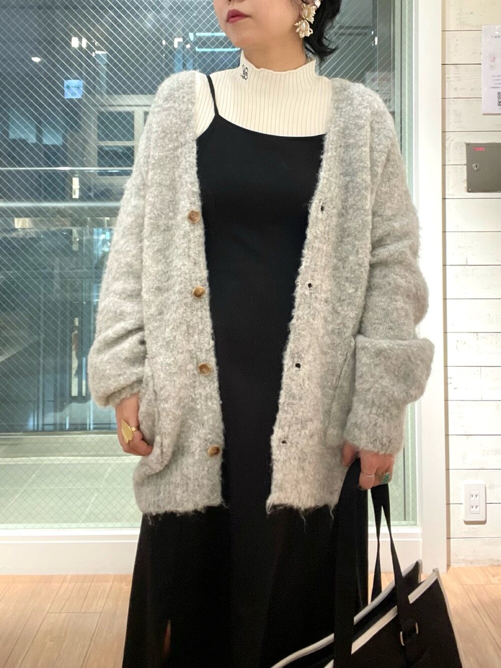 「冬コーデ、トートバッグ、スクエアトゥ、ロングブーツ、クリスマスに着たい服、ロングワンピース、大人カジュアル、カーディガン、ロングカーディガン、キャミワンピ、ママコーデ、オリーブ デ オリーブ(OLIVE des OLIVE)、プチプラ」｜「OLIVE des OLIVEの【WEB限定カラー有】ミックス起毛Ｖネックカーディガン（カーディガン/ボレロ、グレー系）」を使った、maicoさん（レディース・156cm）の冬コーディネートの2枚目の写真