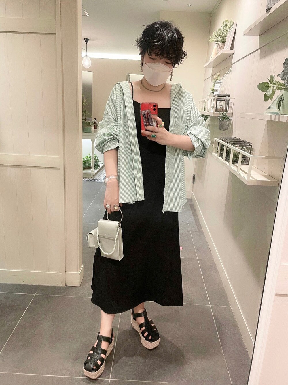 シルバー系のショルダーバッグ、ブラック系のサンダル、ブラック系のキャミソールを着用したレディースの夏コーディネートの2枚目の写真