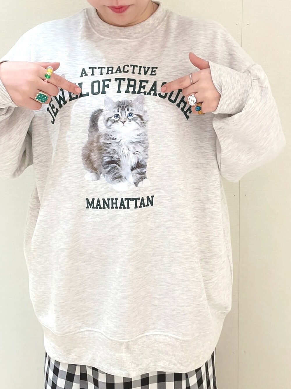 グレー系のスウェット、ブラック系のスカート、シルバー系のリングを着用したレディースの冬コーディネートの2枚目の写真