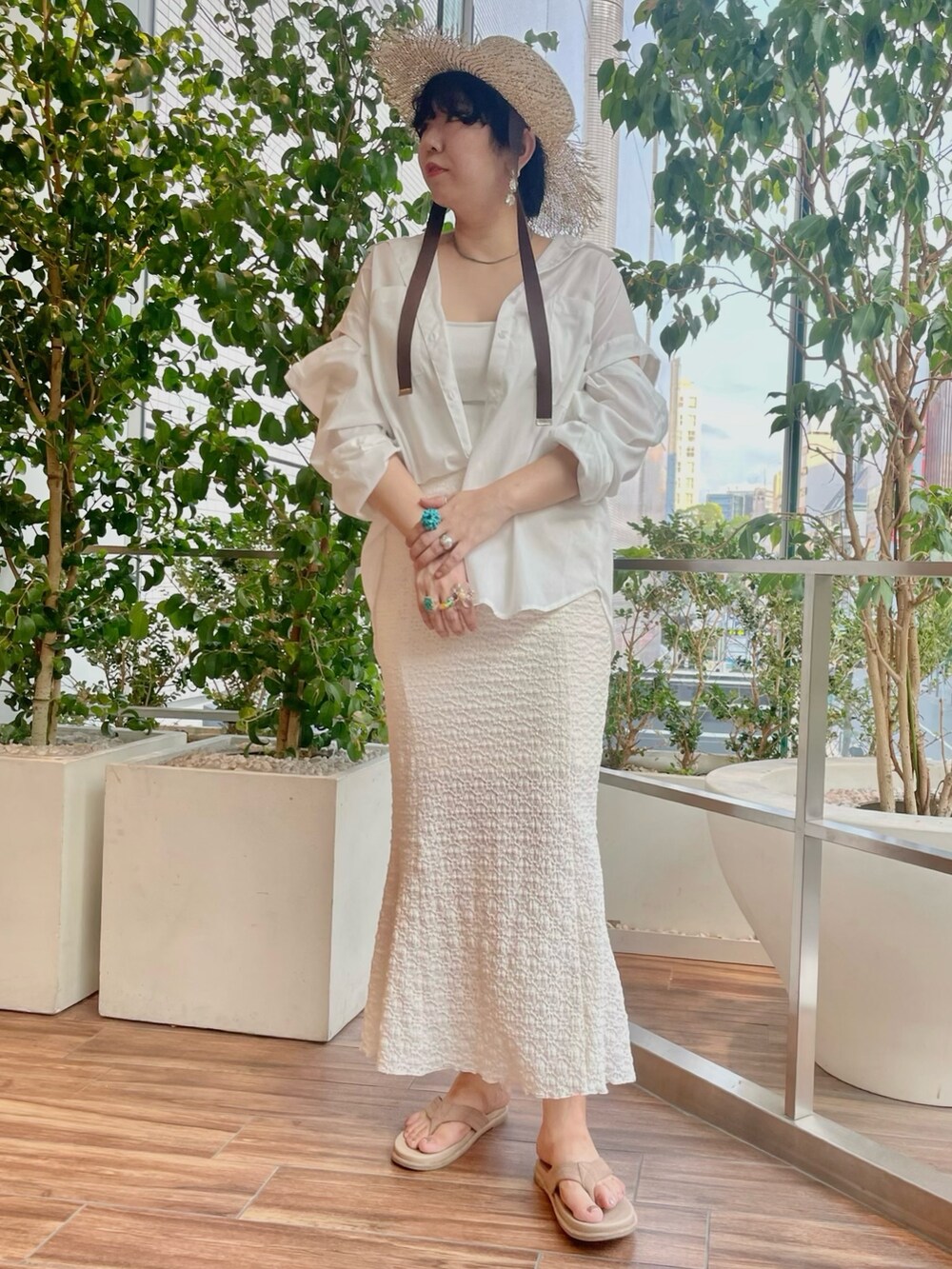 ホワイト系のスカート、ホワイト系のキャミソール、ホワイト系のシャツ/ブラウスを着用したレディースの夏コーディネートの2枚目の写真