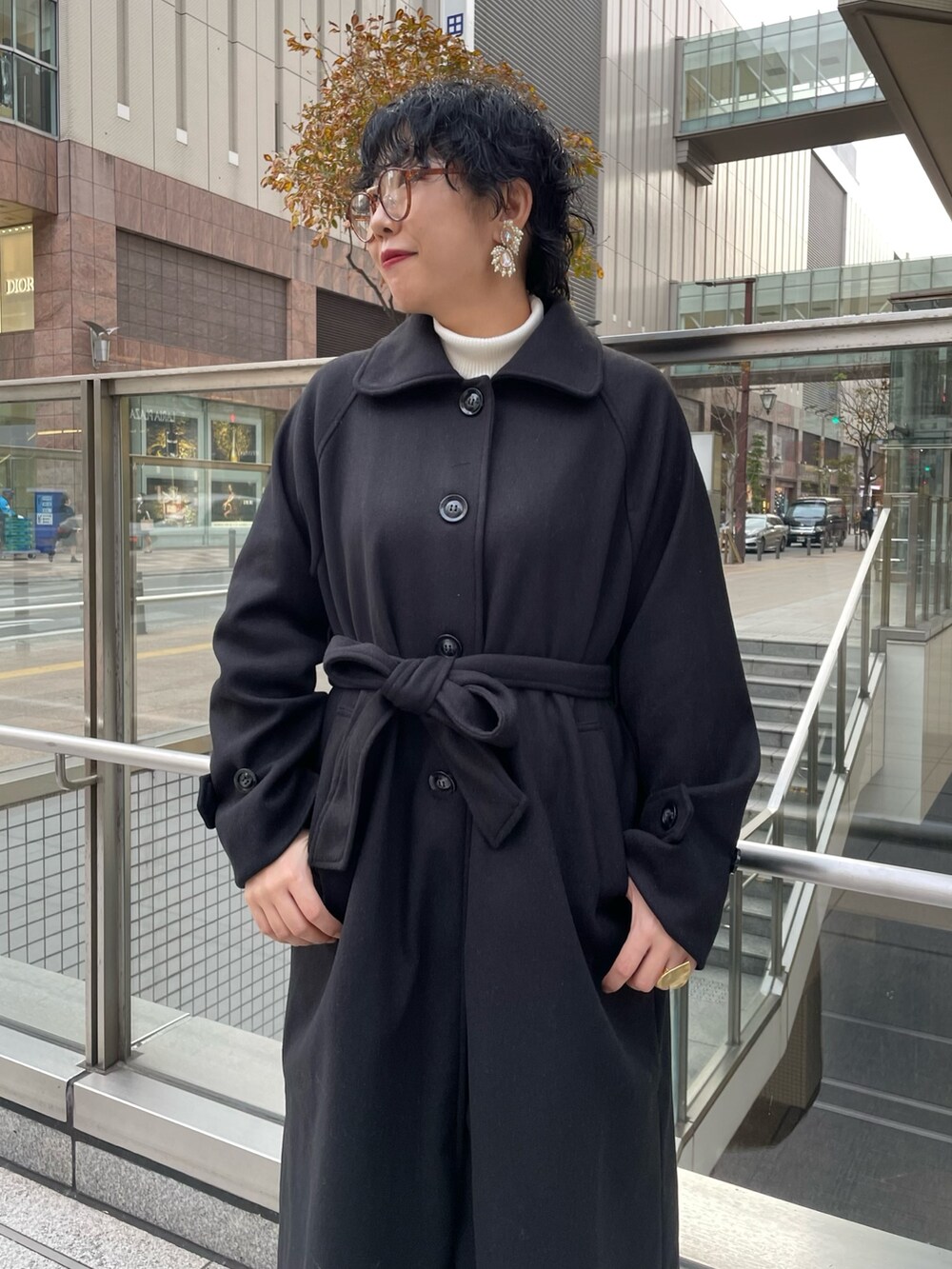 「ロングコート、冬コーデ、タートルネック、モード、クリスマスに着たい服、休日スタイル、きれいめカジュアル、プチプラ、ステンカラーコート、モノトーン、大人カジュアル、ママコーデ、メガネ女子、オリーブ デ オリーブ(OLIVE des OLIVE)、マイベストコーデ2022」｜「OLIVE des OLIVEのステンカラーロングコート（ステンカラーコート、ブラック系）」を使った、maicoさん（レディース・156cm）の冬コーディネートの2枚目の写真