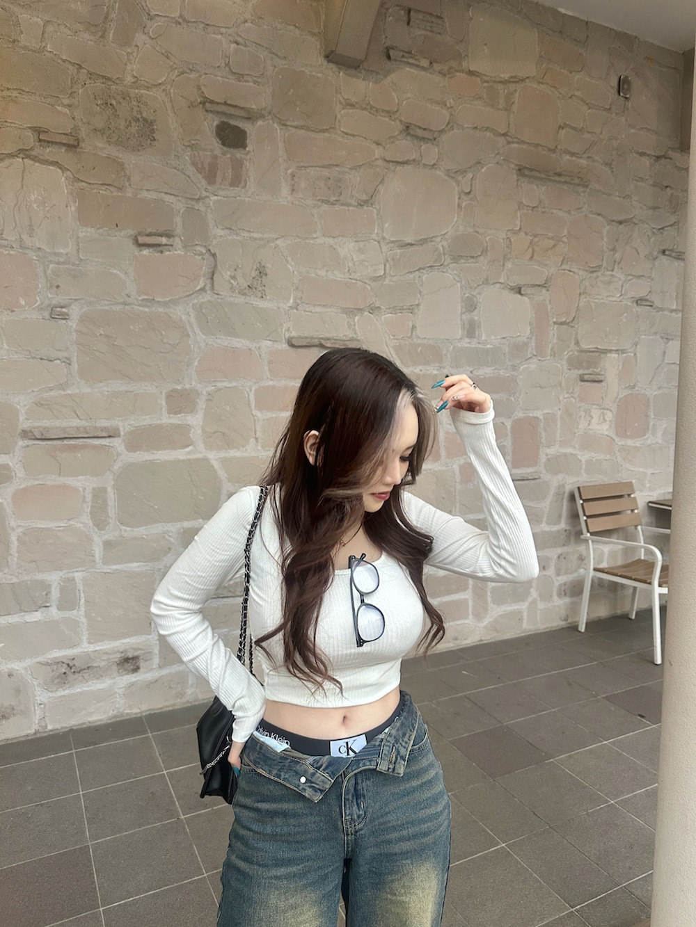 ブラック系のショーツを着用したレディースの夏コーディネートの2枚目の写真