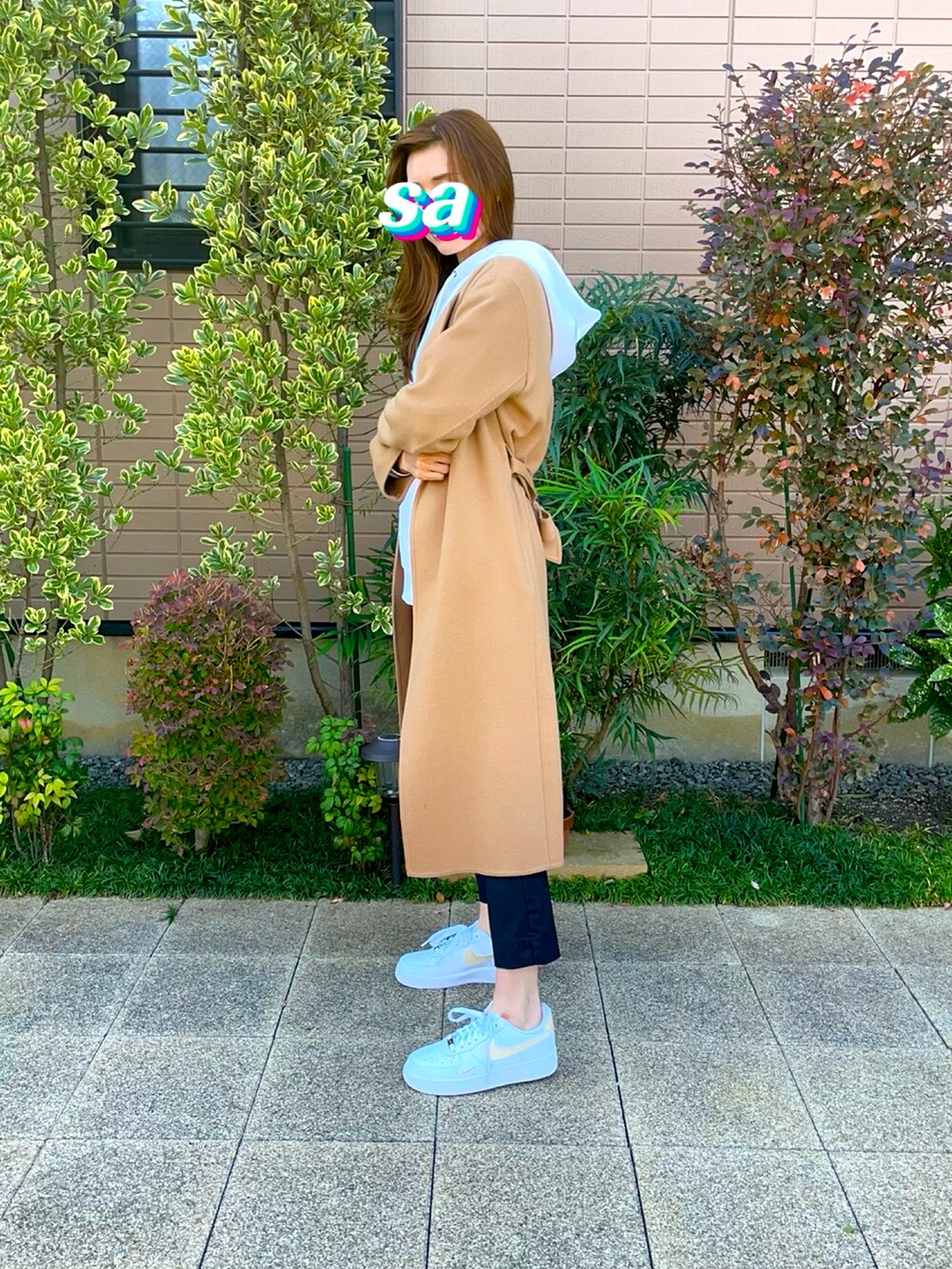 ブラウン系のジャケット/アウター、ホワイト系のパーカー、ブラック系のその他パンツを着用したレディースの秋コーディネートの2枚目の写真