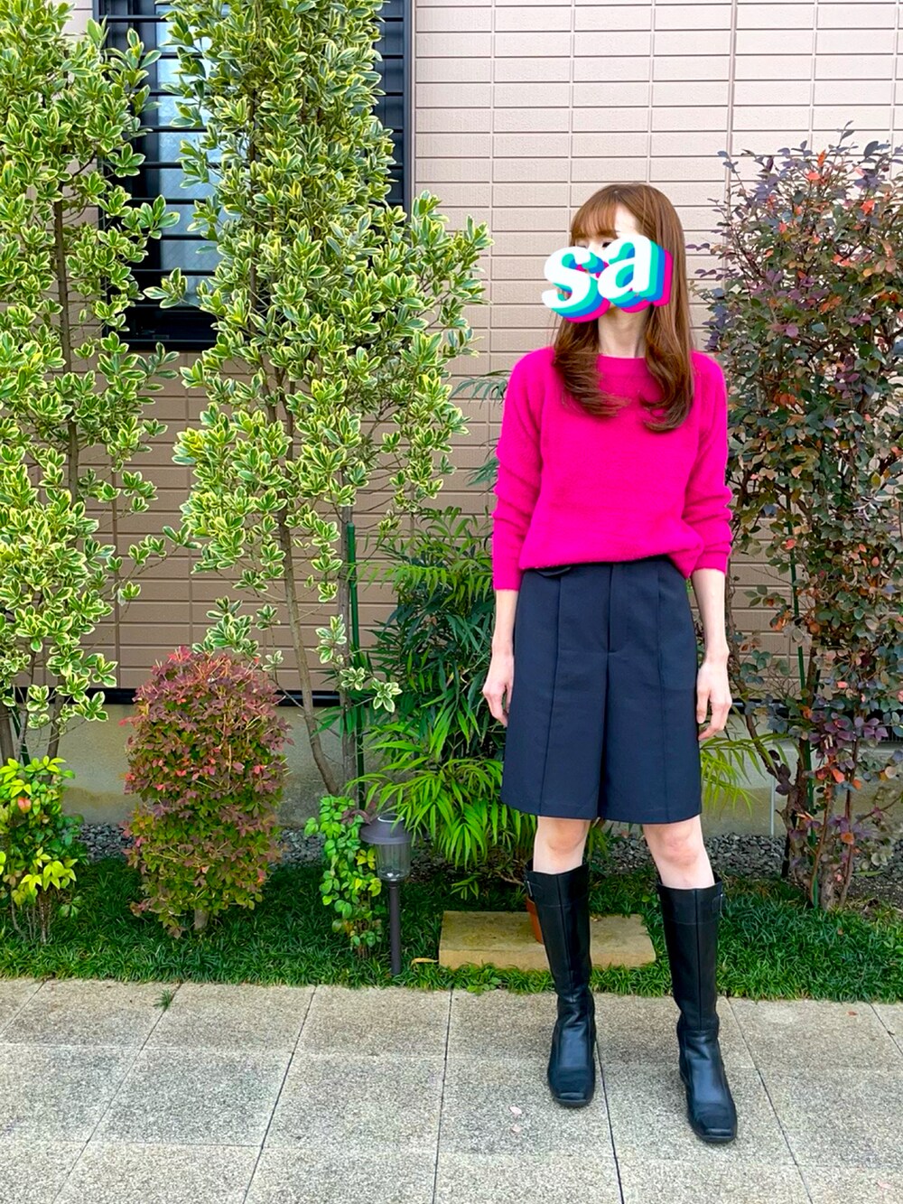 ブラック系のその他パンツ、ブラック系のブーツ、ピンク系のニット/セーターを着用したレディースの秋コーディネートの2枚目の写真