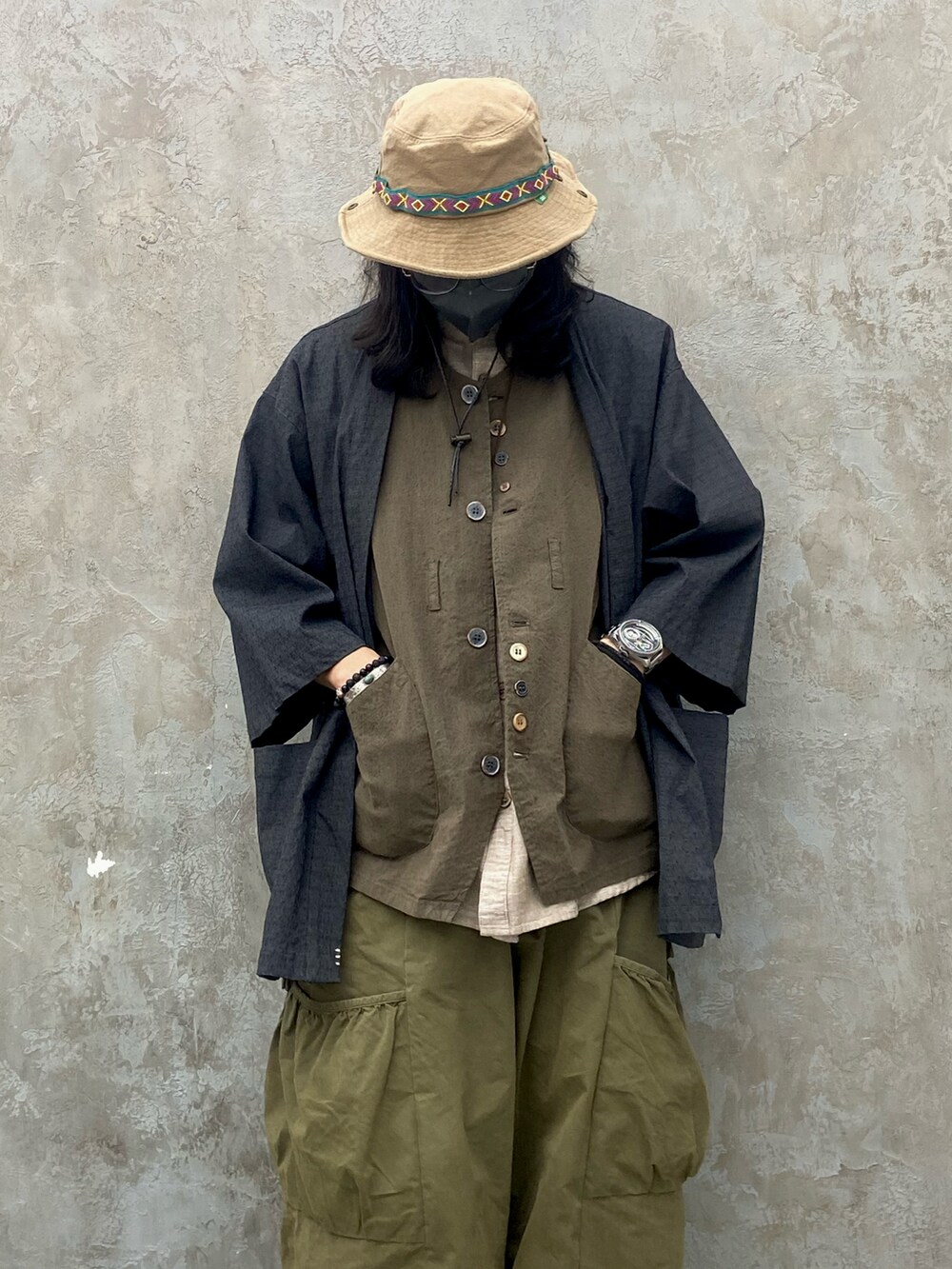 グリーン系のその他パンツ、グレー系のその他アウター、ブラウン系のベストを着用したメンズの冬コーディネートの2枚目の写真