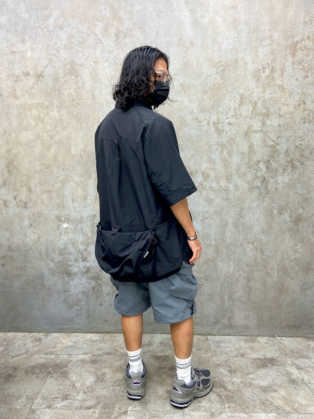 ブラック系のトップス、グレー系のその他パンツ、グレー系のスニーカーを着用したメンズの秋コーディネートの2枚目の写真