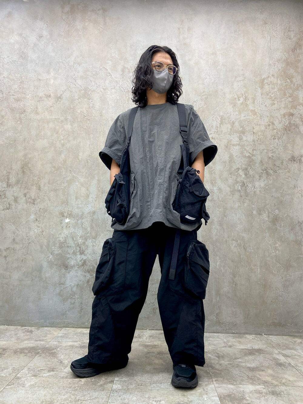 ブラック系のパンツ、グレー系のトップス、ブラック系のバックパック/リュックを着用したメンズの秋コーディネートの2枚目の写真