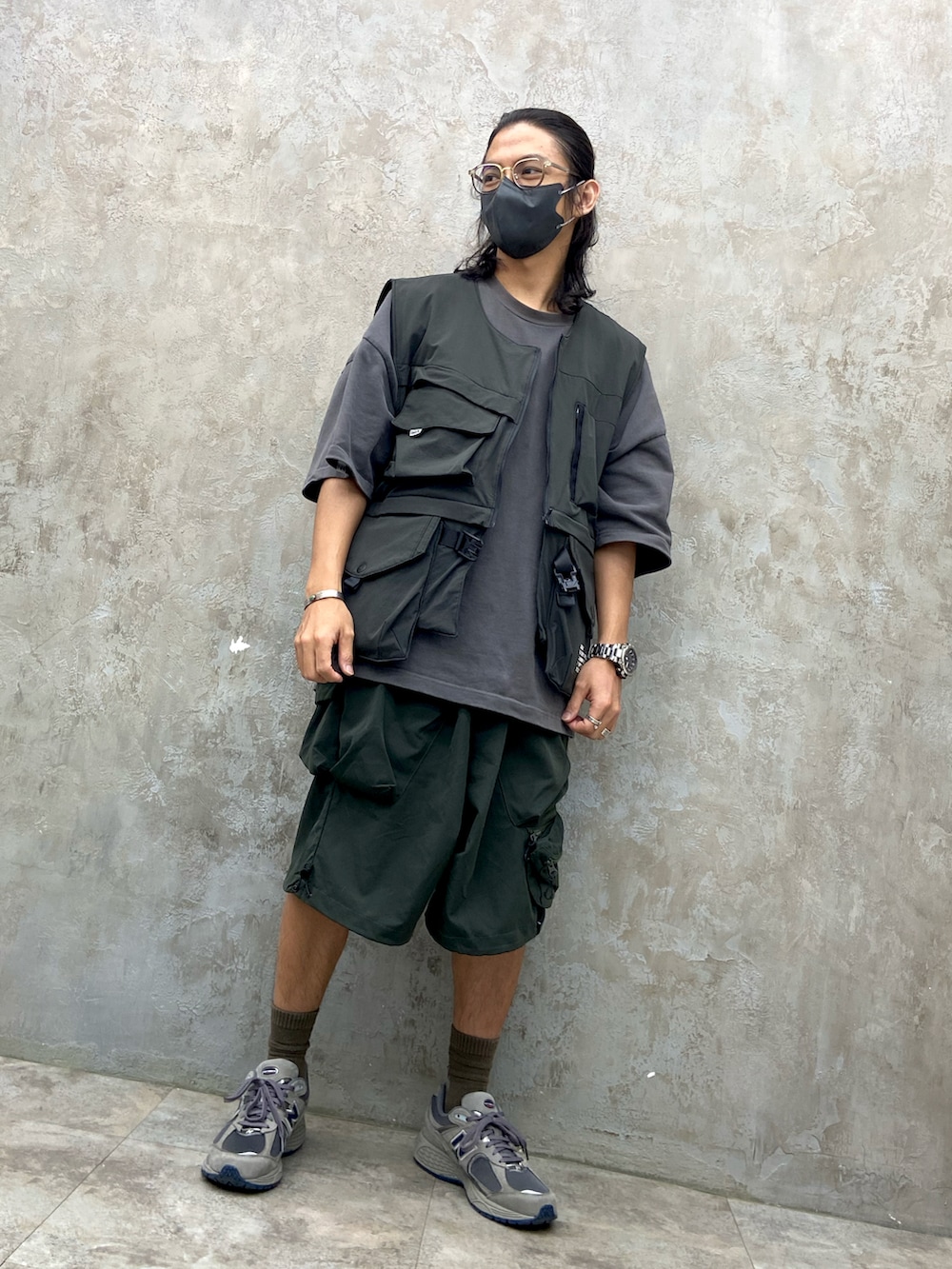 グリーン系のパンツ、グリーン系のジャケット/アウター、グレー系のTシャツ/カットソーを着用したメンズの秋コーディネートの3枚目の写真