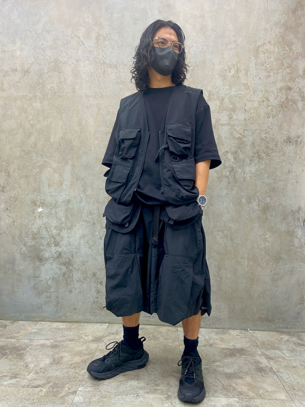 ブラック系のその他アウター、ブラック系のTシャツ/カットソー、ブラック系のパンツを着用したメンズの秋コーディネートの2枚目の写真