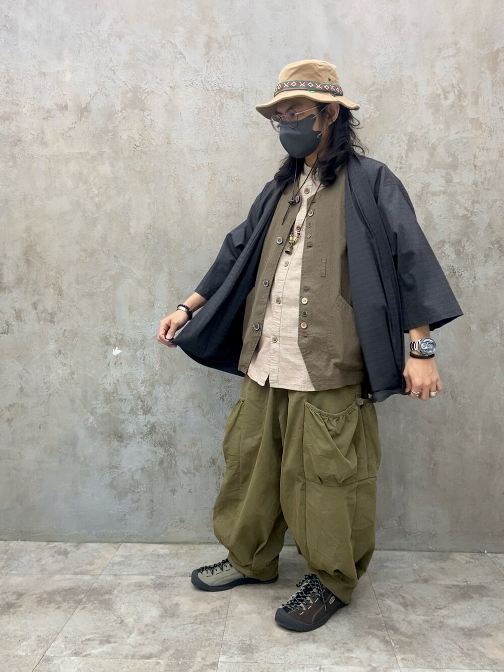 グリーン系のその他パンツ、グレー系のその他アウター、ブラウン系のベストを着用したメンズの冬コーディネートの3枚目の写真