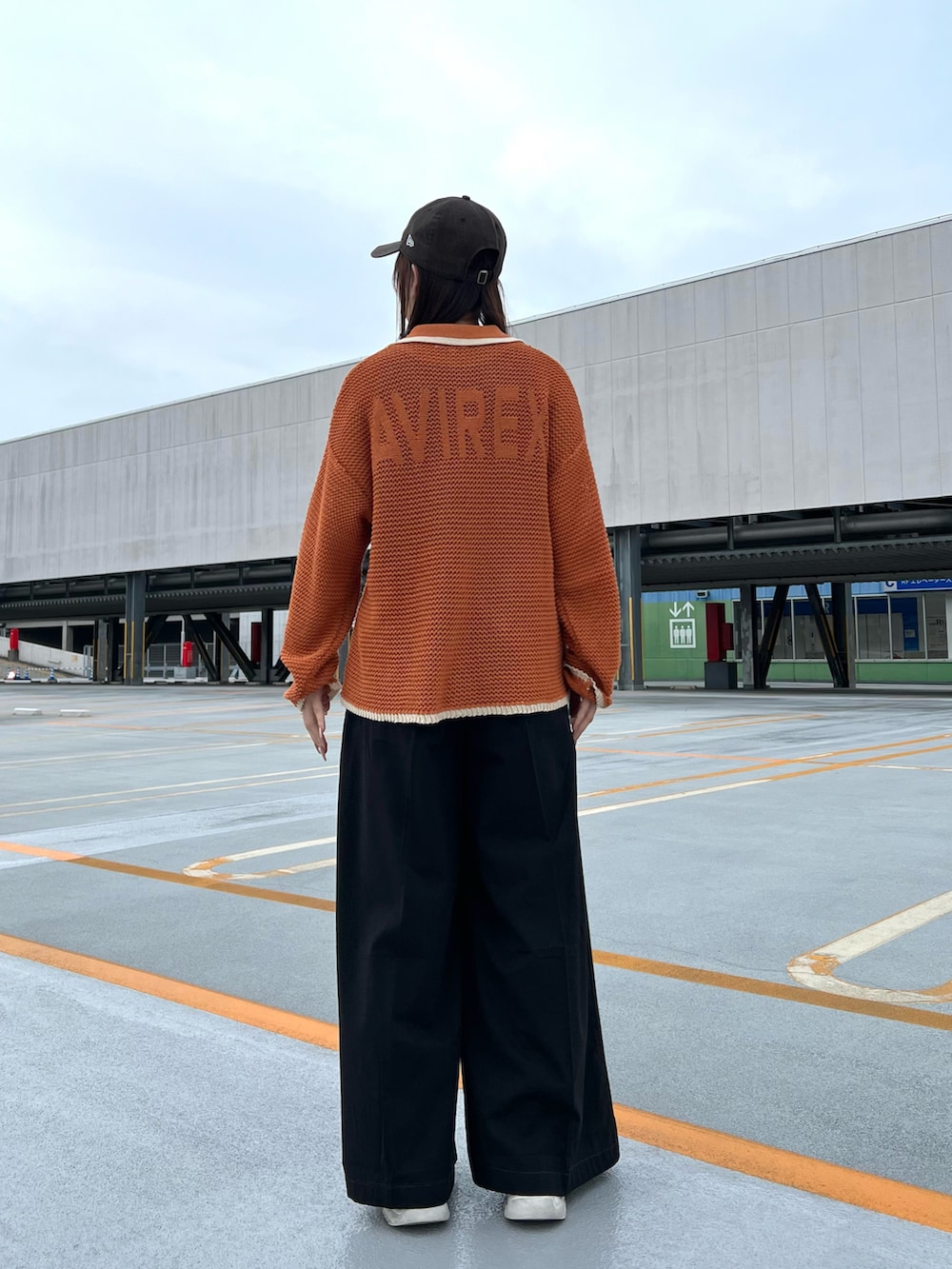 オレンジ系のカーディガン/ボレロ、ブラック系のタンクトップ、ブラック系のその他パンツを着用したレディースの春コーディネートの2枚目の写真