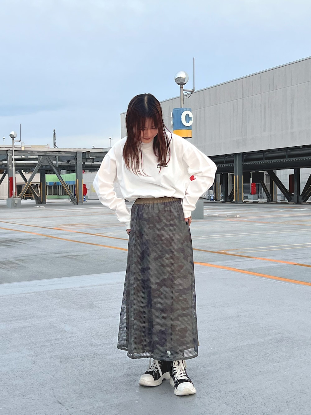 「カモフラ、AVIREX、迷彩スカート、バックプリント、カモフラスカート、メッシュスカート、白ロンT、AVIREXBelle、トムキャット、AVIREXMOZO」｜「AVIREXのL/S TOPS "TOMCAT PRINT”/トムキャットプリント トップス（Tシャツ/カットソー、ホワイト系）」を使った、Runa Nagayaさん（レディース・156cm）の冬コーディネートの2枚目の写真