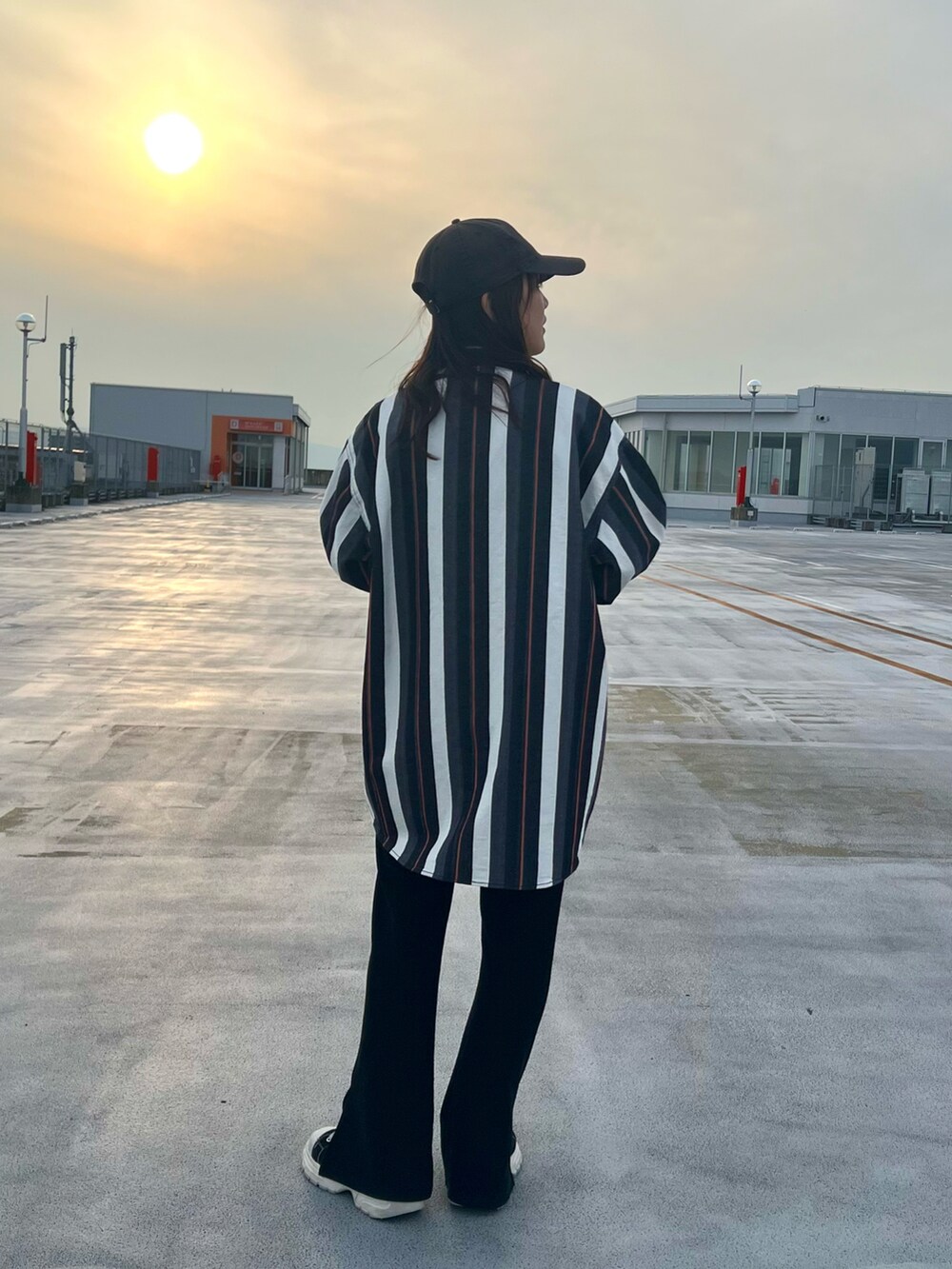 ブラック系のシャツ/ブラウス、ホワイト系のTシャツ/カットソーを着用したレディースの春コーディネートの2枚目の写真