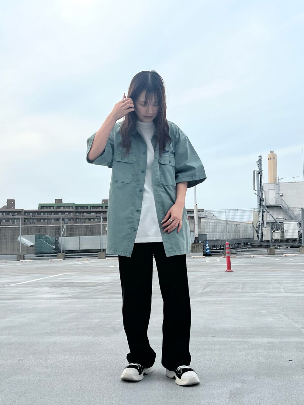 「AVIREX、AVIREXMOZO、ミリタリー、ミリタリーシャツ、アメカジ、アメカジコーデ、メンズライク、刺繍シャツ、シャツスタイル、半袖シャツ、オーバーサイズ、アーミー」｜「AVIREXのSHORTSLEEVE FADED WORK SHIRT BLUE ANGELS / フェイド ワークシャツ ブルーエンジェルス / AVIREX / アヴィレックス（シャツ/ブラウス、グリーン系）」を使った、Runa Nagayaさん（レディース・156cm）の春コーディネートの2枚目の写真
