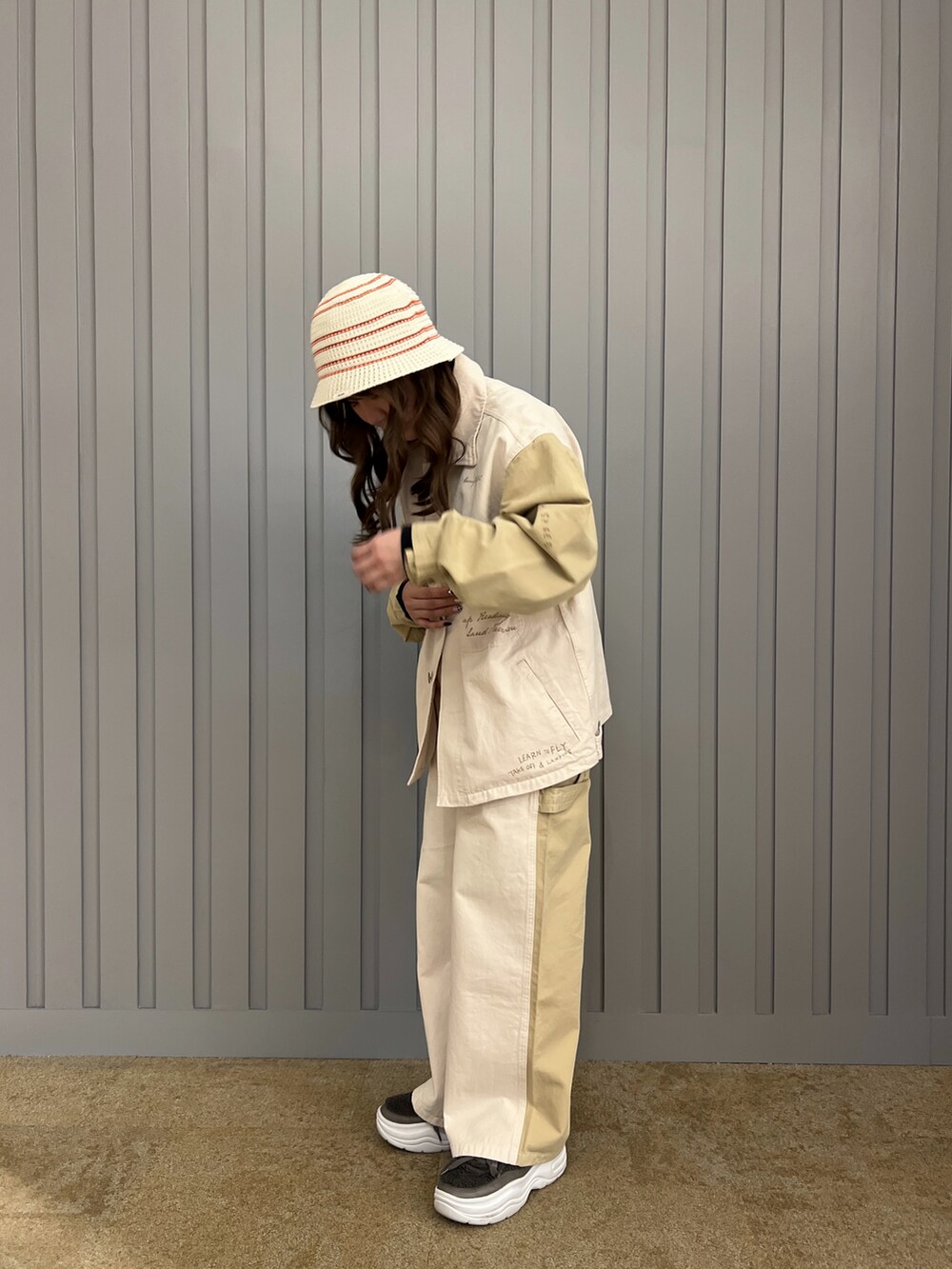 ブラック系のTシャツ/カットソー、ホワイト系のその他アウター、ホワイト系のデニムパンツを着用したレディースの冬コーディネートの2枚目の写真