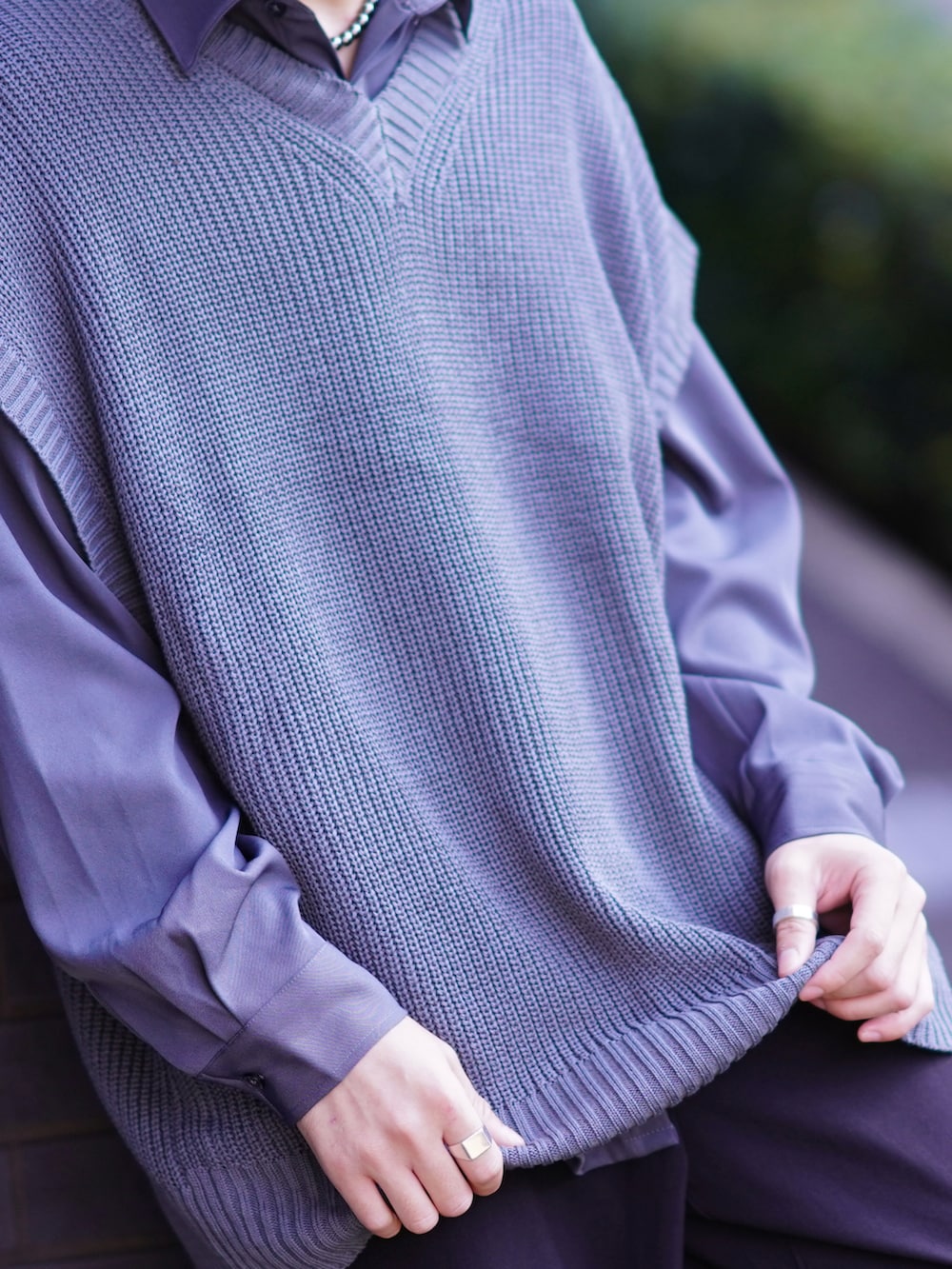 ブルー系のベスト、グレー系のシャツ/ブラウス、ブラック系のベルトを着用したメンズの冬コーディネートの2枚目の写真