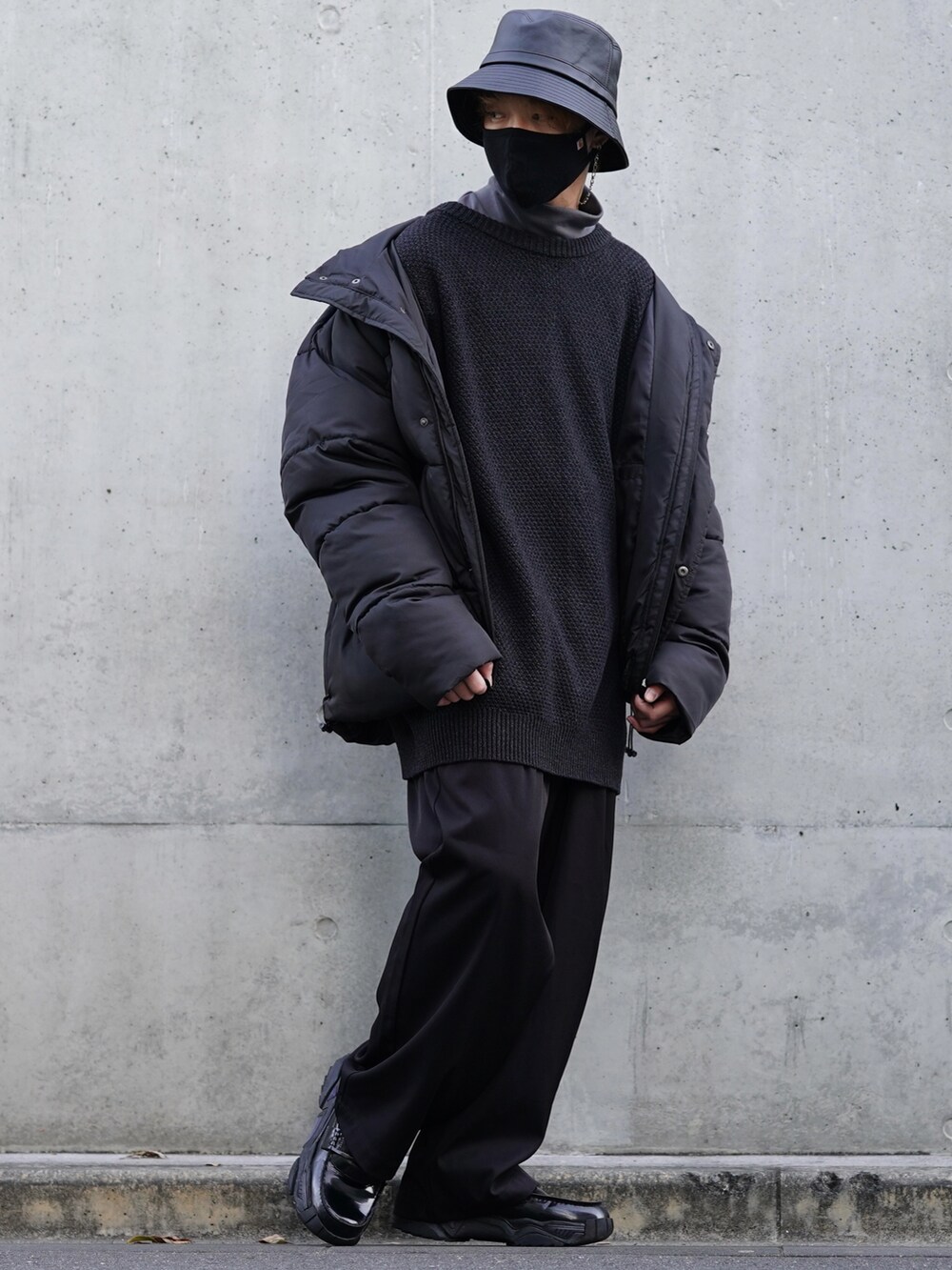 ブラック系のダウンジャケット/コート、グレー系のカーディガン/ボレロ、グレー系のTシャツ/カットソーを着用したメンズの冬コーディネートの4枚目の写真