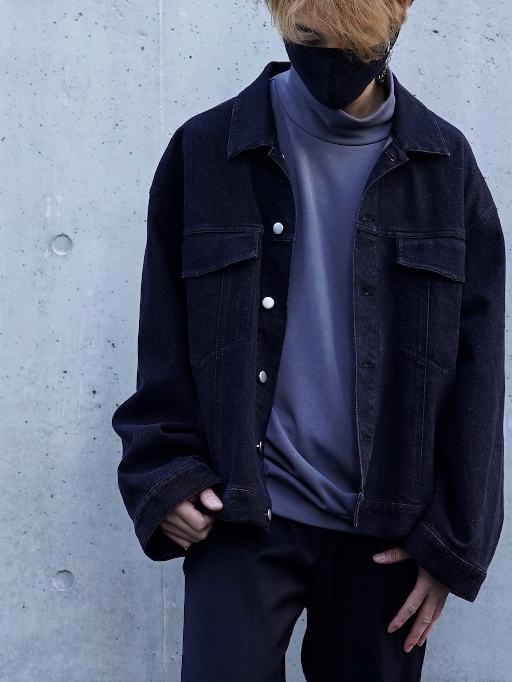 ブラック系のデニムジャケット、ブラック系のスラックス、グレー系のTシャツ/カットソーを着用したメンズの冬コーディネートの2枚目の写真