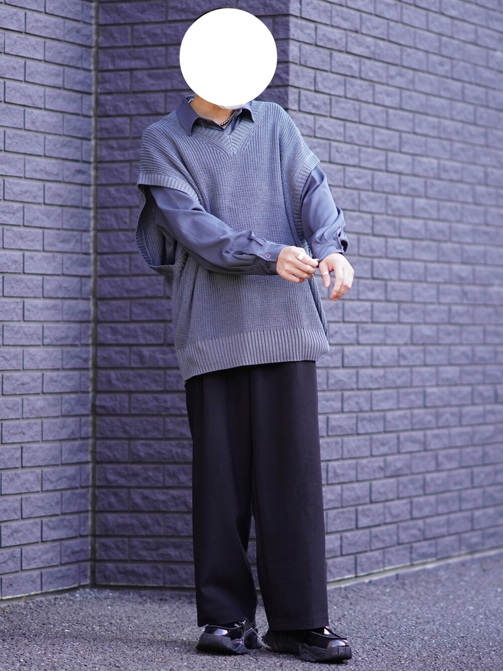 ブルー系のベスト、グレー系のシャツ/ブラウス、ブラック系のベルトを着用したメンズの冬コーディネートの3枚目の写真