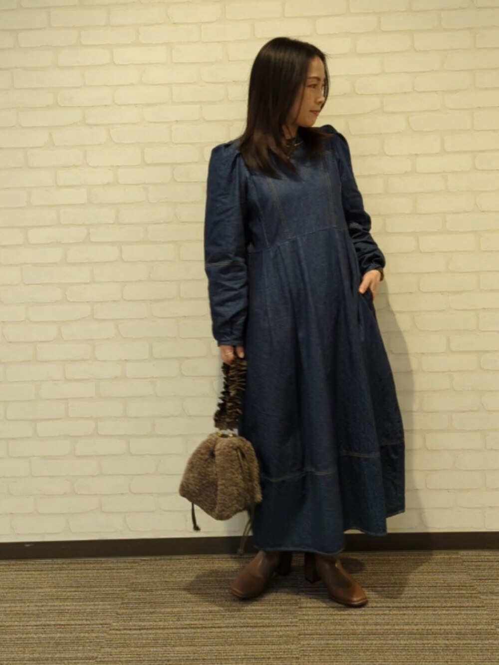 「オトナ女子、お出かけコーデ、きれいめカジュアル、冬アウター、低身長コーデ、デニムワンピース、ワンピーススタイル」｜「Te chichi TERRASSEの◎配色ステッチデニムワンピース（ワンピース、ブルー系）」を使った、てらさん（レディース・153cm）の冬コーディネートの2枚目の写真