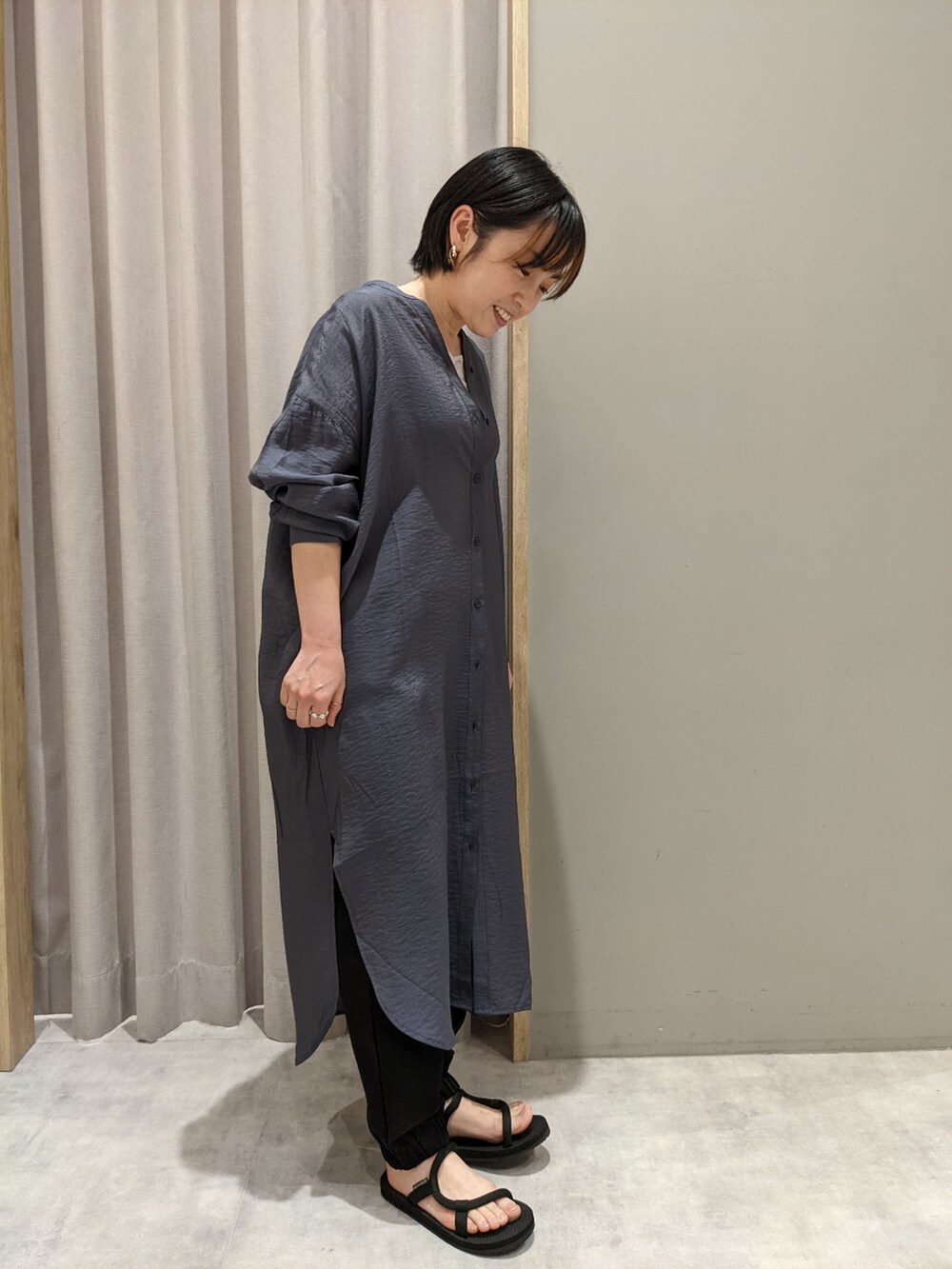 「オトナ女子、パンツスタイル、オトナカジュアル、ワンピーススタイル、低身長コーデ、リラックススタイル、大人女子、ジョガーパンツ、MelanCleuge、mont-bell」｜「Melan Cleugeのアイテム（シャツワンピース、ブルー系）」を使った、てらさん（レディース・153cm）の春コーディネートの3枚目の写真